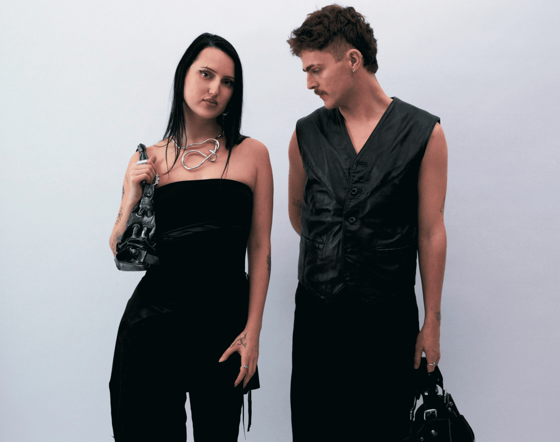 Zwei Models mit schwarzen Outfits