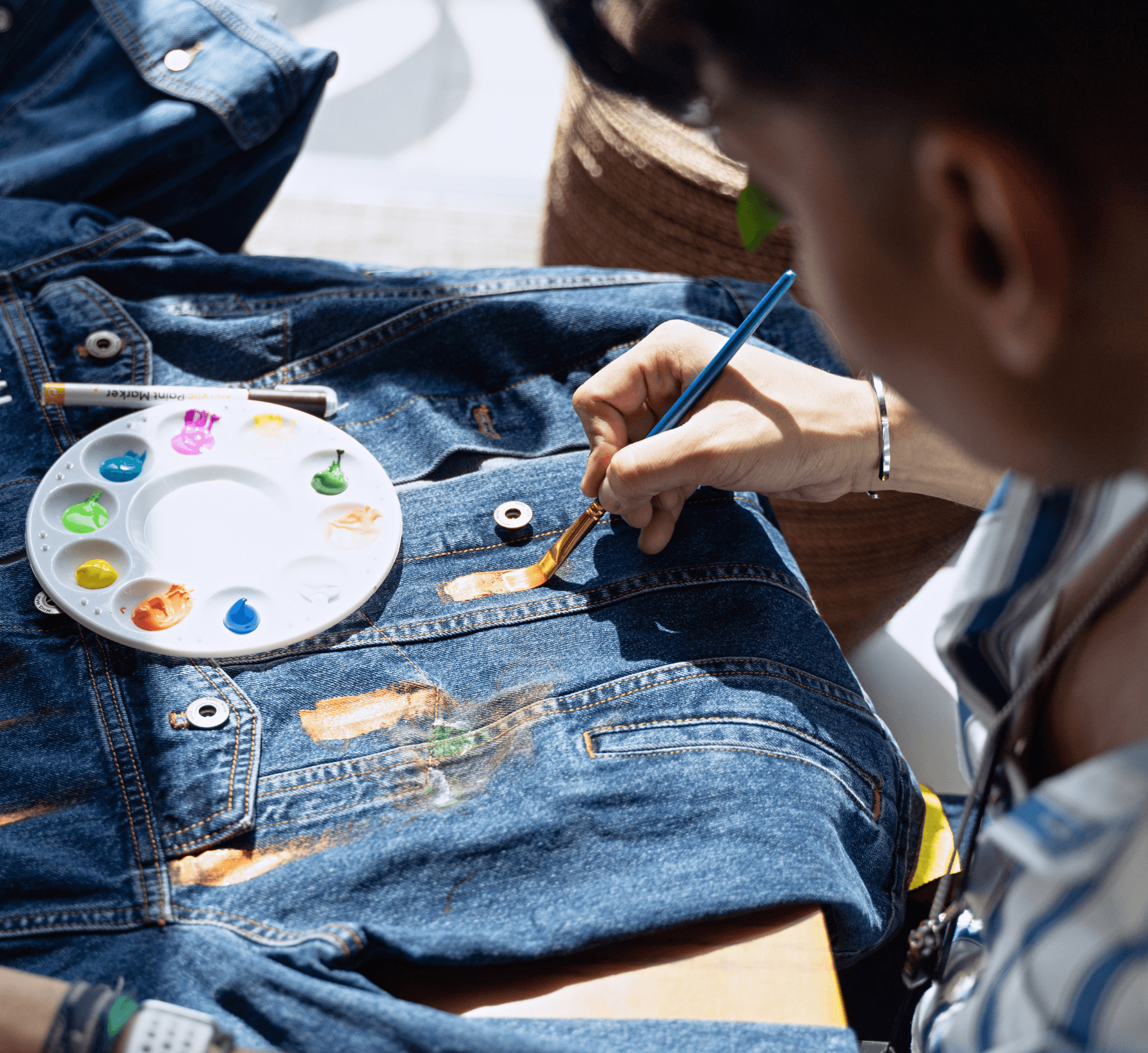 Anmalen von einer Jeansjacke