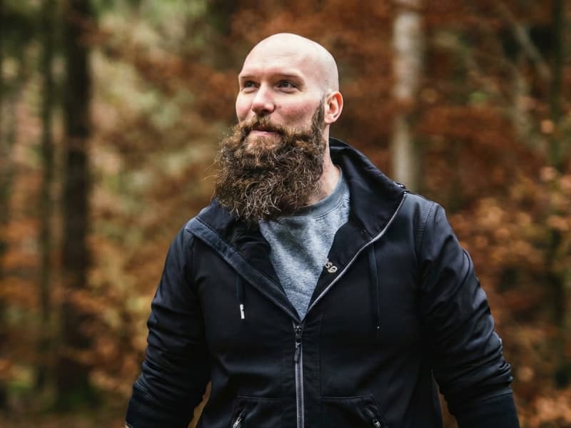 Simon Streblow, Co-Founder und CTO von rebe, Portrait im Wald, Fokus auf Nachhaltigkeit und Tech.